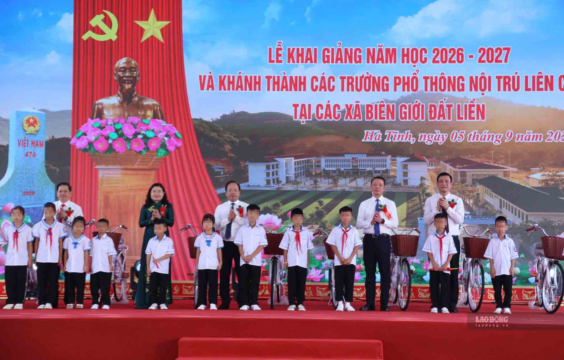 Tặng xe đạp cho học sinh tại lễ khai giảng và khánh thành Trường phổ thông nội trú liên cấp Tiểu học và THCS Sơn Kim 1 ngày 5.9. Ảnh Trần Tuấn
