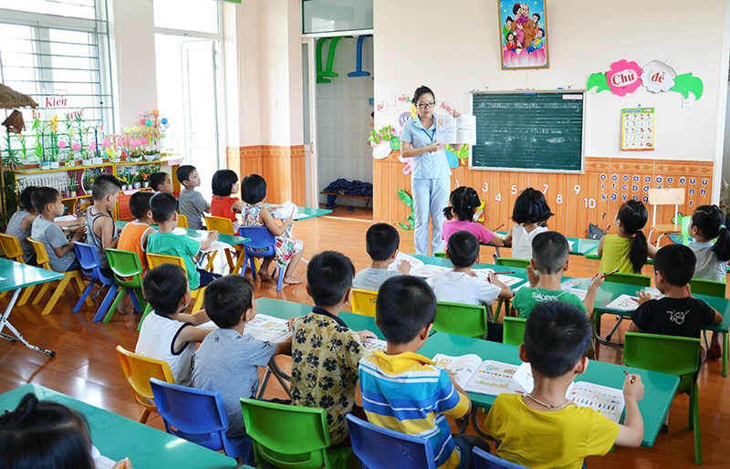 Teachers, people assigned or mobilized to participate in universalizing preschool education for children aged 5 to 6 are entitled to appropriate regimes and policies. Photo: VGP