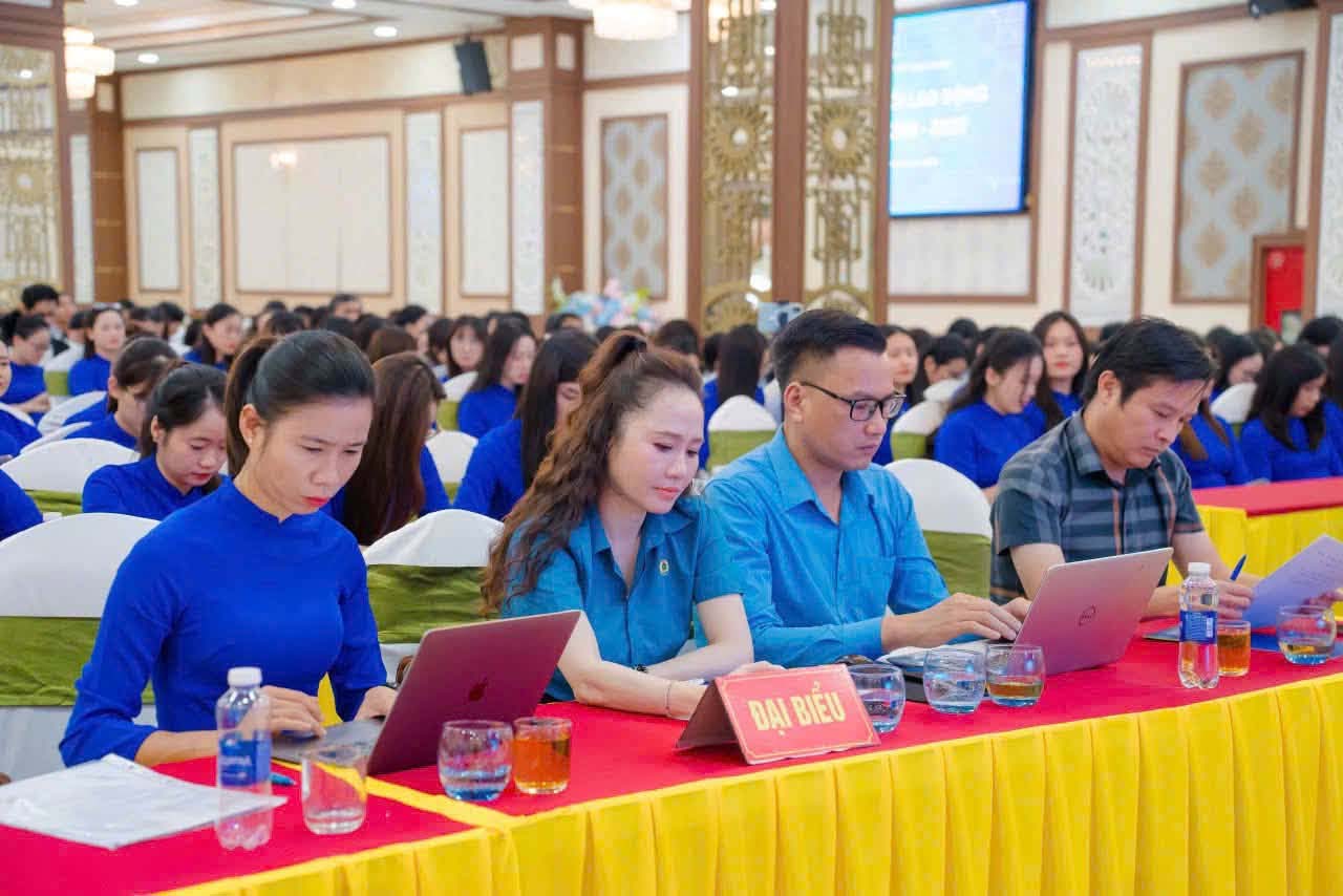 Albert Einstein Primary, Secondary & High School organizes employee conference. Photo: Ha Tinh Trade Union