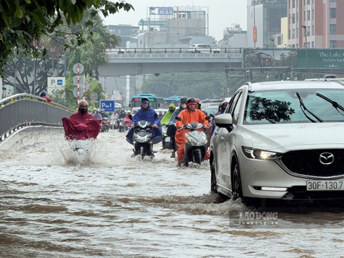 Hanoi has widespread rain, many flooding points appear. Photo: Hoai Anh