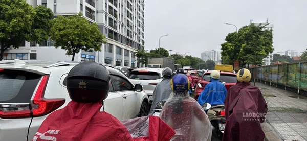 Mưa lớn gây tắc đường khu vực