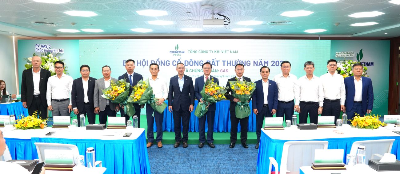 Thành viên HĐTV Petrovietnam Trần Bình Minh tặng hoa chúc mừng thành công của Đại hội. Ảnh: PV GAS