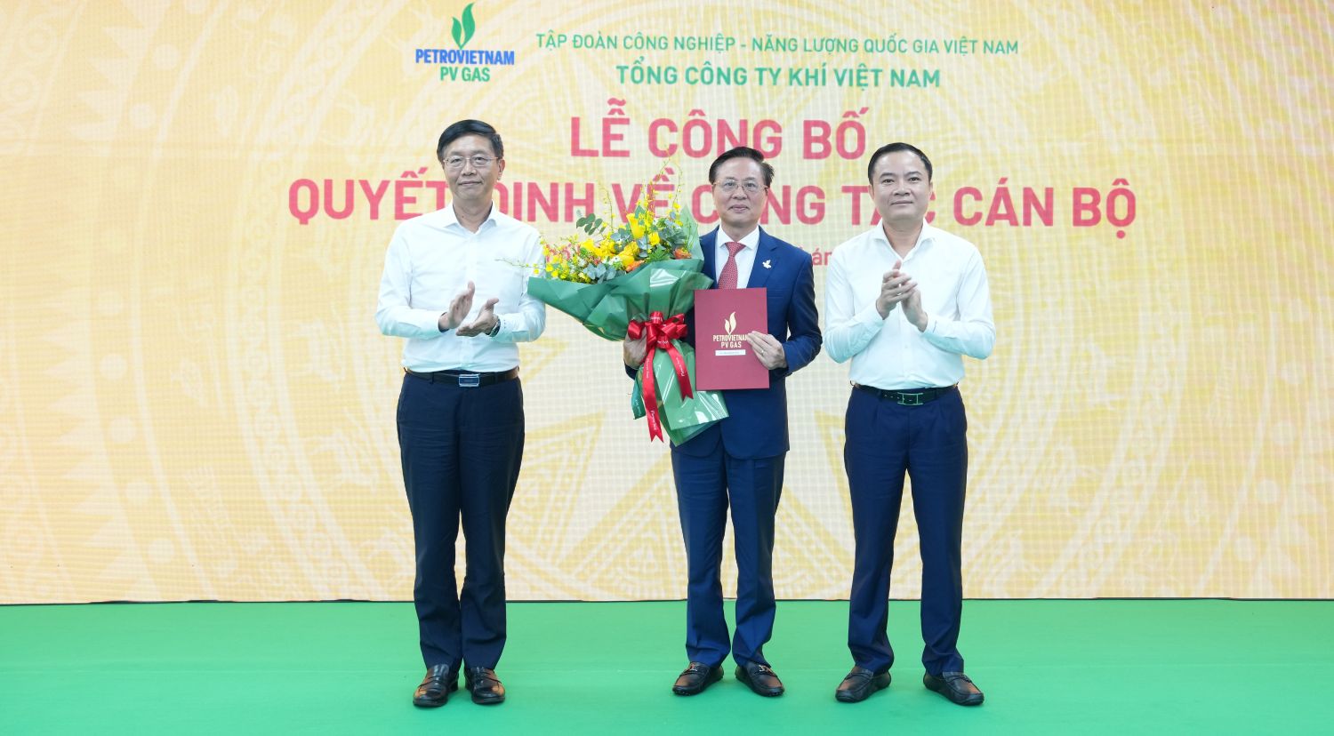 Đồng chí Lê Ngọc Sơn – Bí thư Đảng ủy, Chủ tịch HĐTV Petrovietnam; đồng chí Trần Quang Dũng – Phó Bí thư Đảng ủy Petrovietnam tặng hoa chúc mừng Tân Chủ tịch HĐQT PV GAS. Ảnh: PV GAS