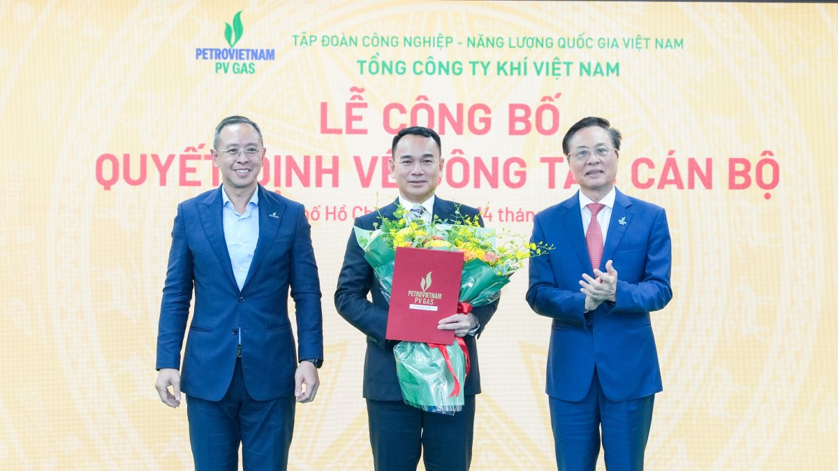 Thành viên HĐTV Petrovietnam Trần Bình Minh và Chủ tịch HĐQT PV GAS Bùi Minh Tiến tặng hoa chúc mừng Tân TGĐ PV GAS Dương Trí Hội. Ảnh: PV GAS