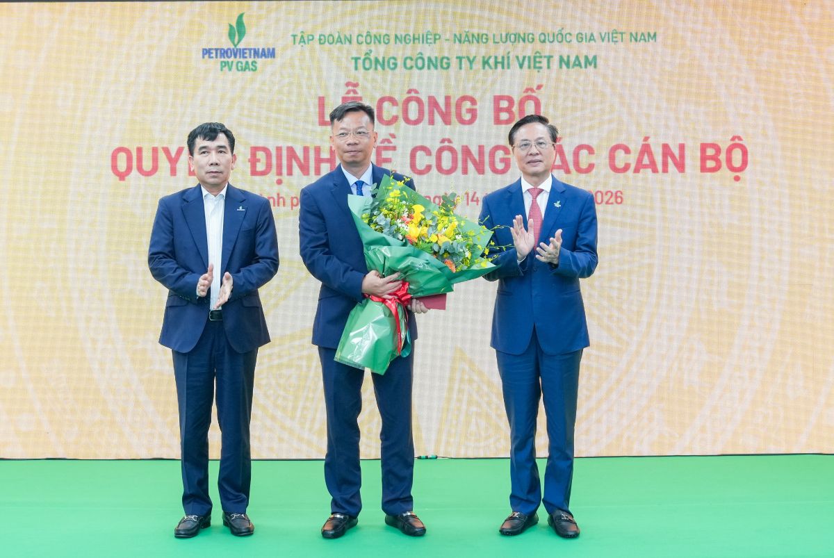 Phó TGĐ Petrovietnam Lê Xuân Huyên và Chủ tịch HĐQT PV GAS Bùi Minh Tiến tặng hoa chúc mừng Thành viên HĐQT PV GAS Nguyễn Tuấn Anh. Ảnh: PV GAS