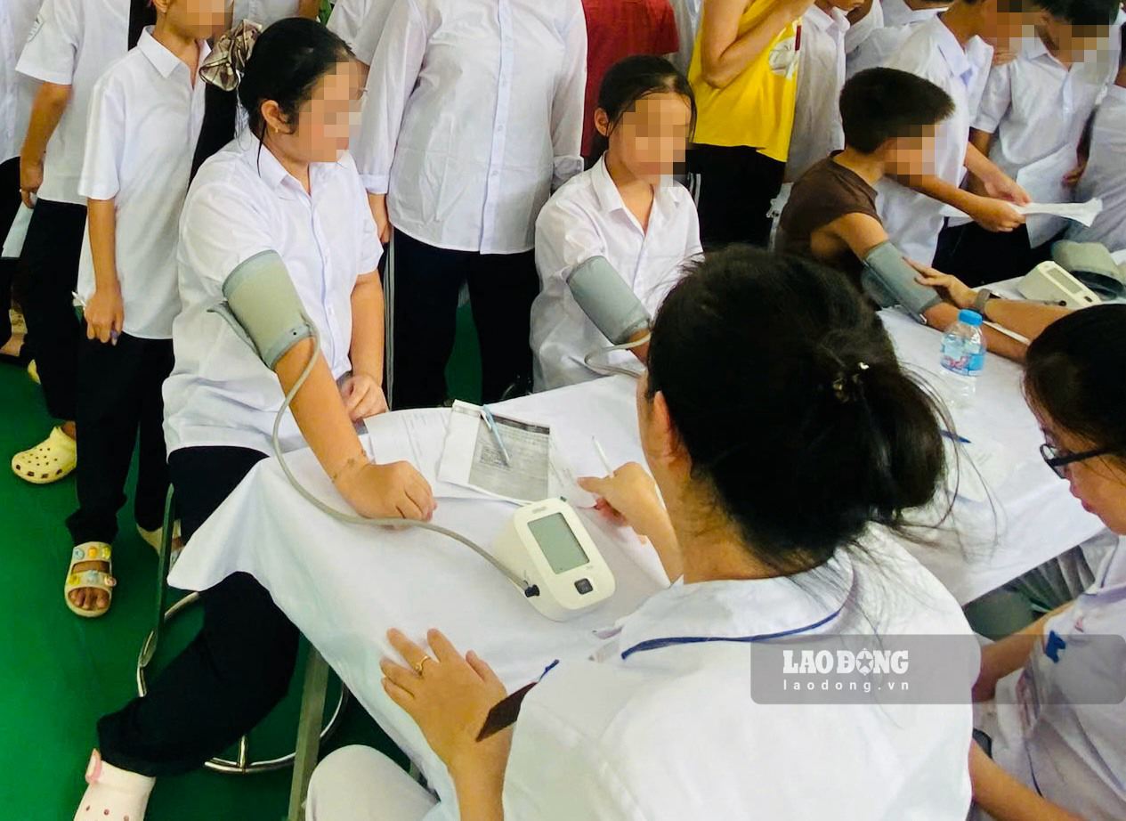 School health workers are entitled to professional preferential allowances at a rate of 30% according to new regulations. Photo: Thuy Linh