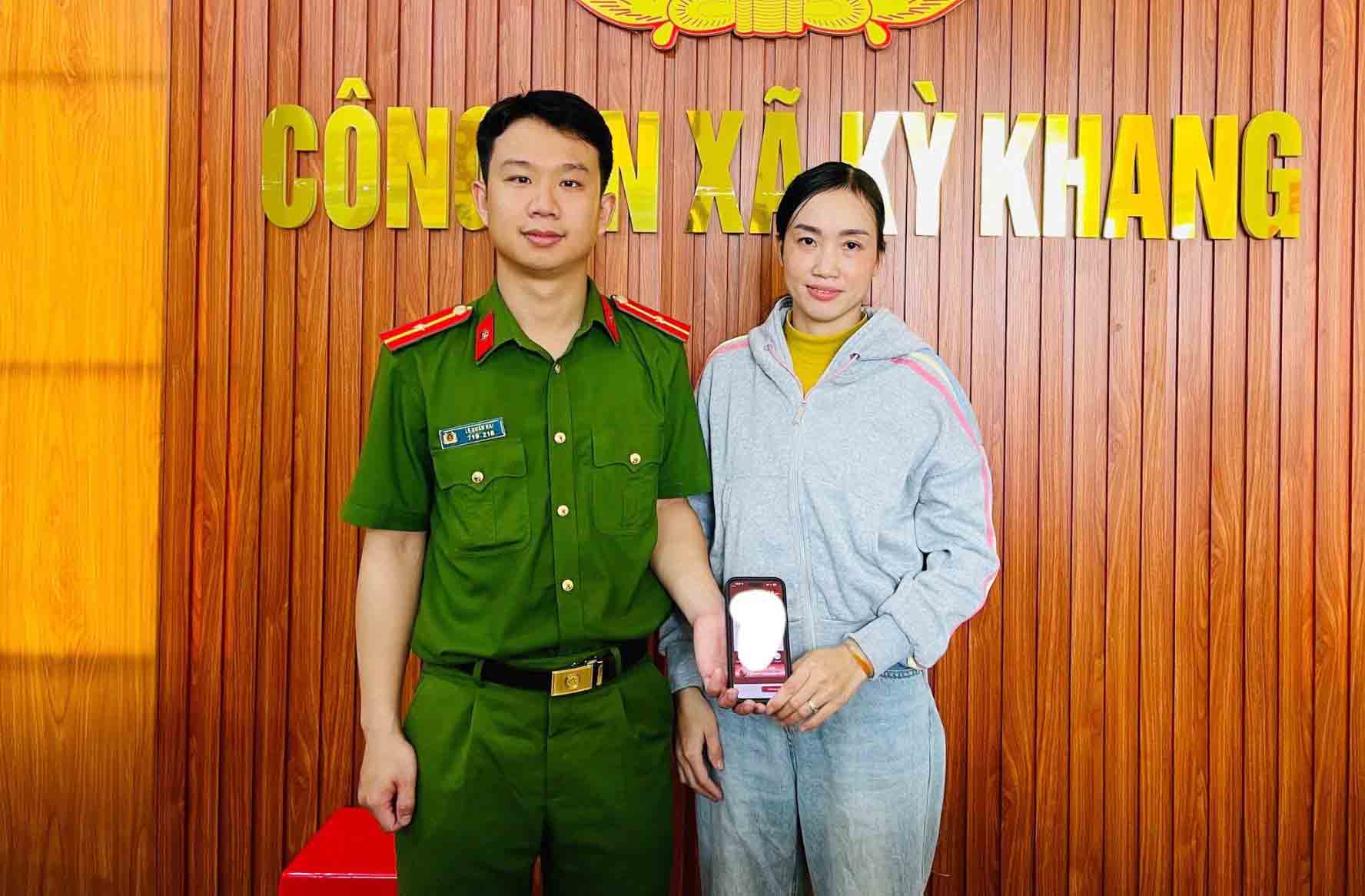 Ms. Tuyen returned 400 million VND to the person who transferred it by mistake. Photo taken by Ky Khang Commune Police on September 14