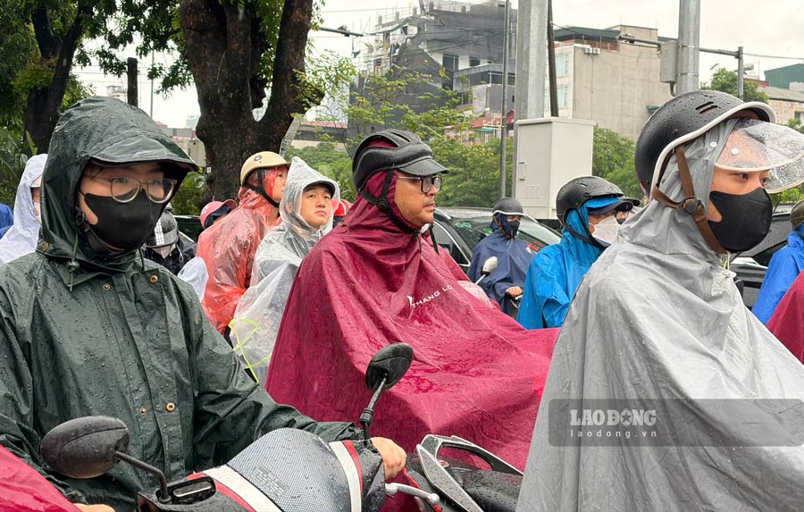 Đây là một trong những tuyến đường thường xuyên xảy ra tình trạng ùn tắc trong các giờ cao điểm, nhưng vào những ngày trời mưa, tình trạng ùn tắc tăng cao hơn. Ảnh: Hoàng Xuyến