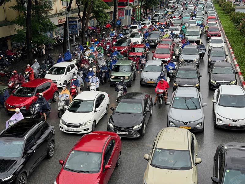 Tại đường Trần Duy Hưng lượng phương tiện đông đúc, di chuyển chậm về hướng nút giao Nguyễn Khang. Ảnh: Linh Anh