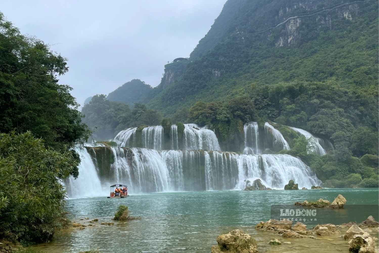 El pronóstico del tiempo para la región noroeste de hoy ayuda a los turistas a consultar información antes de explorar y experimentar actividades al aire libre. Foto: Linh Dan