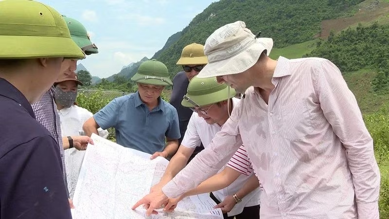 Đoàn công tác Cơ quan Phát triển Pháp (AFD) trực tiếp khảo sát địa điểm xây dựng hồ chứa nước Sái Lương và các hạng mục thuộc dự án, tại Tuần Giáo. Ảnh: Sở NNMT tỉnh Điện Biên (chụp năm 2024)
