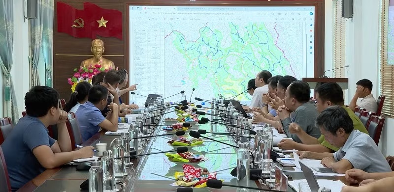 Đoàn công tác cơ quan Phát triển Pháp (AFD) cùng các chuyên gia trực tiếp về huyện Tuần Giáo để làm rõ sự cần thiết, hiệu quả dự án. Ảnh: Sở NNMT Điện Biên (chụp năm 2024)