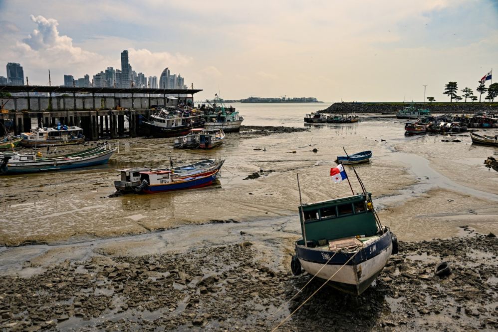 Fishing boats stranded at low tide at a fishing port next to the Seafood Market, on Balboa Boulevard along Panama Bay, in Panama City, Panama, on September 13, 2026. Photo: AFP