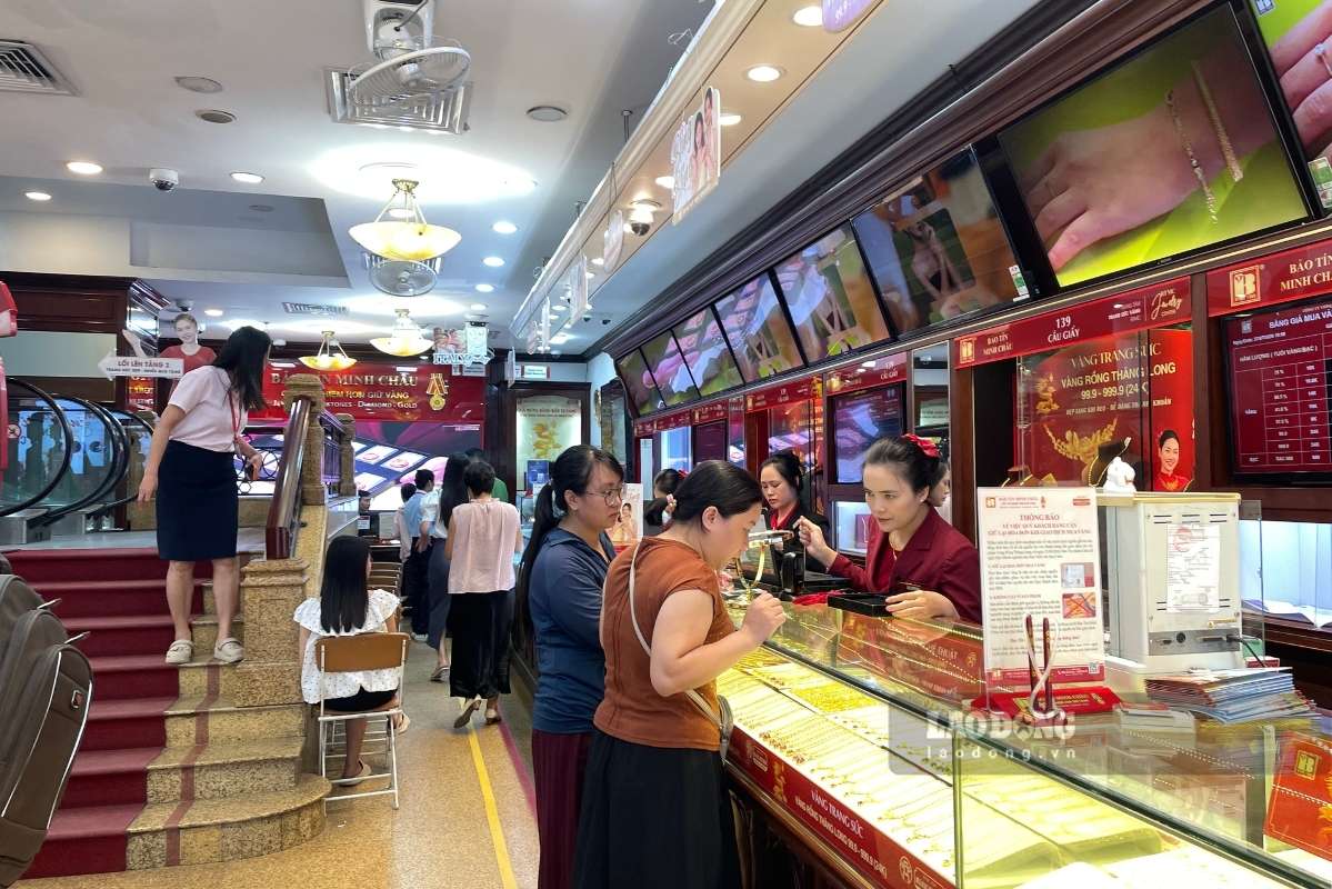 Today's gold price recorded a decrease across all domestic brands. Photo: Thanh Binh (taken in July 2026).