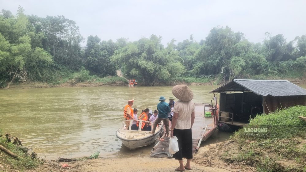 Phụ huynh lo lắng với hành trình vượt sông đến trường của học sinh. Ảnh: Việt Bắc - chụp ngày 14.9