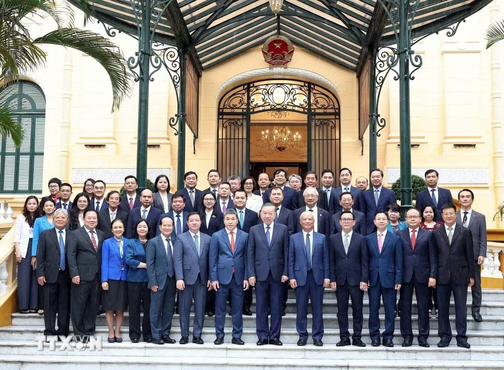 Tổng Bí thư, Chủ tịch nước Tô Lâm cùng các đại biểu và đại diện Ban Chấp hành Liên hiệp các tổ chức hữu nghị Việt Nam khóa VII. Ảnh: TTXVN