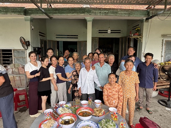 Mr. Le Van Dung reunites with his family after 52 years of separation. Photo: Phu Tho Provincial Police published on September 15