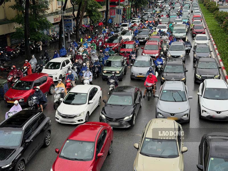 Heavy rain caused traffic jams on Hanoi streets this morning, September 15. Photo: Linh Anh