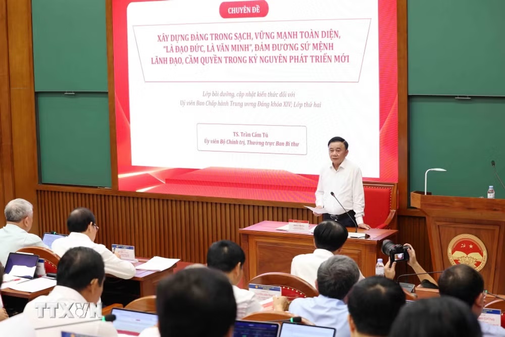 Thường trực Ban Bí thư Trần Cẩm Tú trao đổi chuyên đề. Ảnh: TTXVN