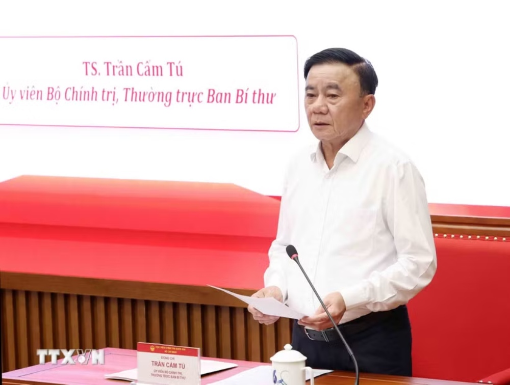 El miembro del Buró Político, Secretario Permanente del Secretariado Trần Cẩm Tú transmite un tema especial sobre la formación de conocimientos para los miembros del Comité Central del Partido del XIV mandato. Foto: TTXVN