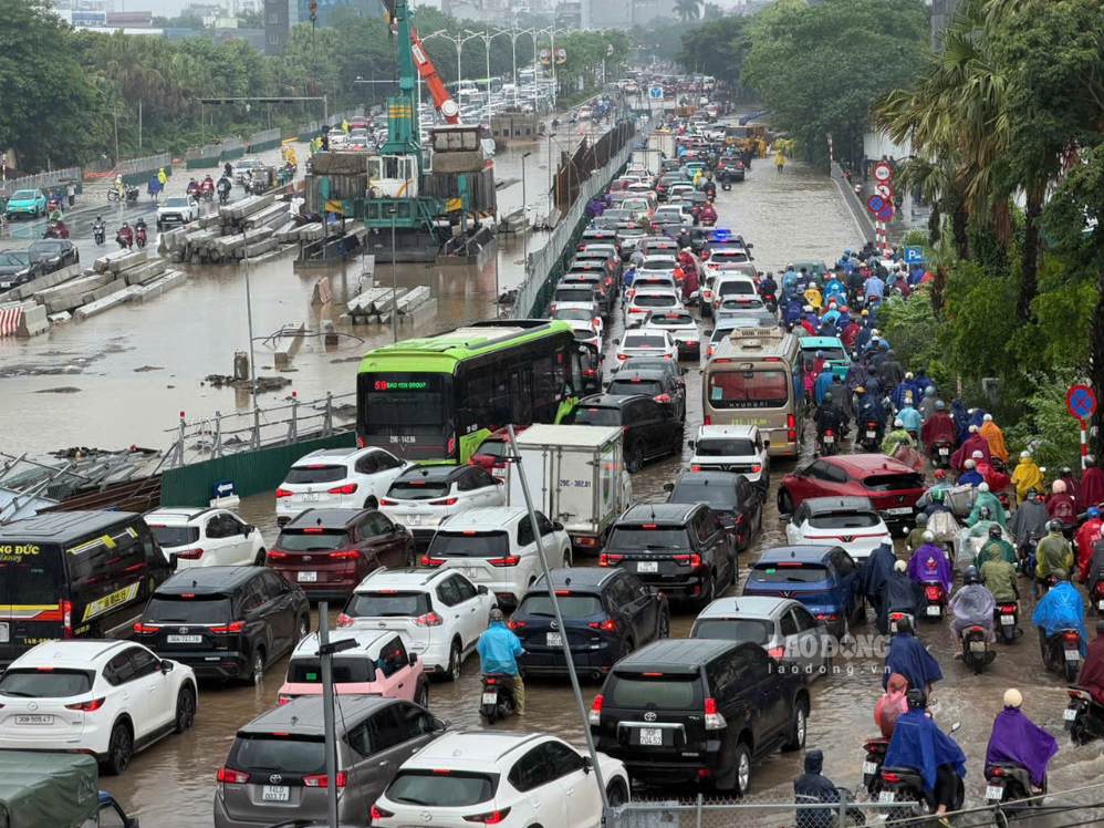 Tại khu vực Cổ Linh - cầu Vĩnh Tuy lúc 8h, tình trạng ngập úng khiến khu vực này xảy ra ùn ứ kéo dài.