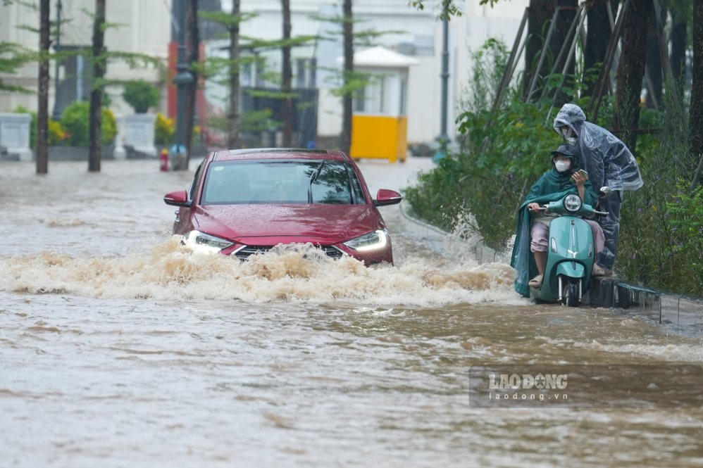 Flooding on the road in Nam Thang Long urban area, morning of September 15. Photo: Huu Chanh