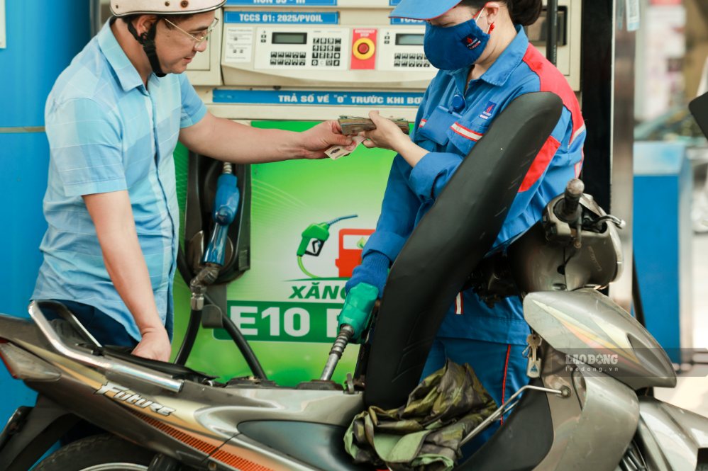 Retail gasoline prices today, September 15th, are applied according to the price adjustment on September 10th. Photo: Hai Nguyen