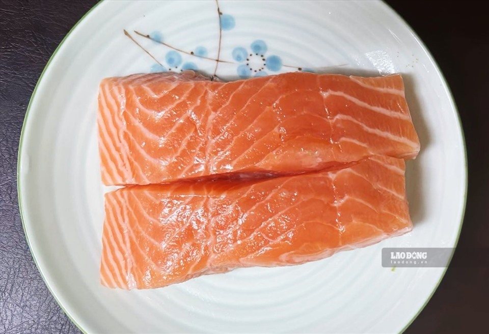 Salmon is a food rich in tryptophan that helps increase the happiness hormone serotonin. Photo: Thanh Thanh