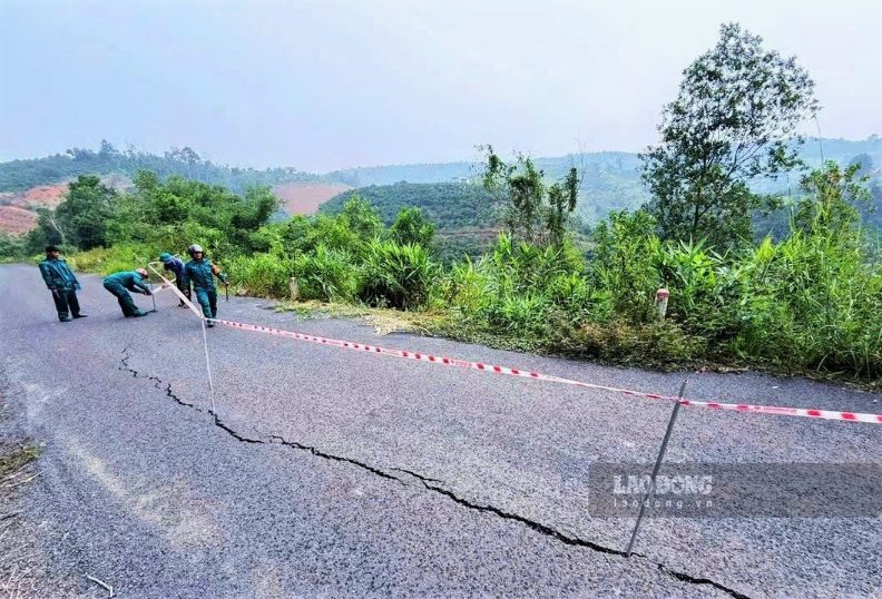 The scene shows a long crack on the inter-communal road from Quang Khe to Bac Gia Nghia ward. Photo taken on September 14. Photo: Nhi Nhi