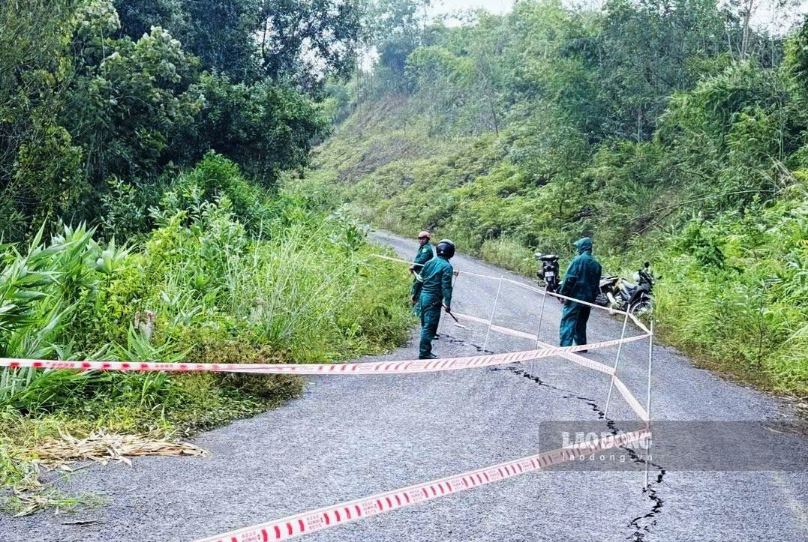 Đường liên xã Quảng Khê nối phường Bắc Gia Nghĩa xuất hiện vết nứt kéo dài khoảng 20m. Ảnh chụp vào ngày 14.9. Ảnh: Nhi Nhi