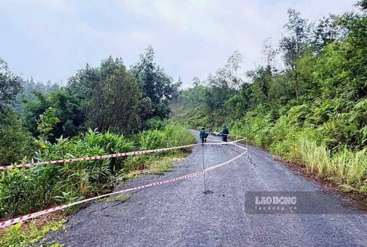 Ngày 14.9, để bảo đảm an toàn, xã Quảng Khê đã tiến hành căng dây và đặt biển cảnh báo qua đoạn đường xuất hiện vết nứt. Ảnh: Nhi Nhi