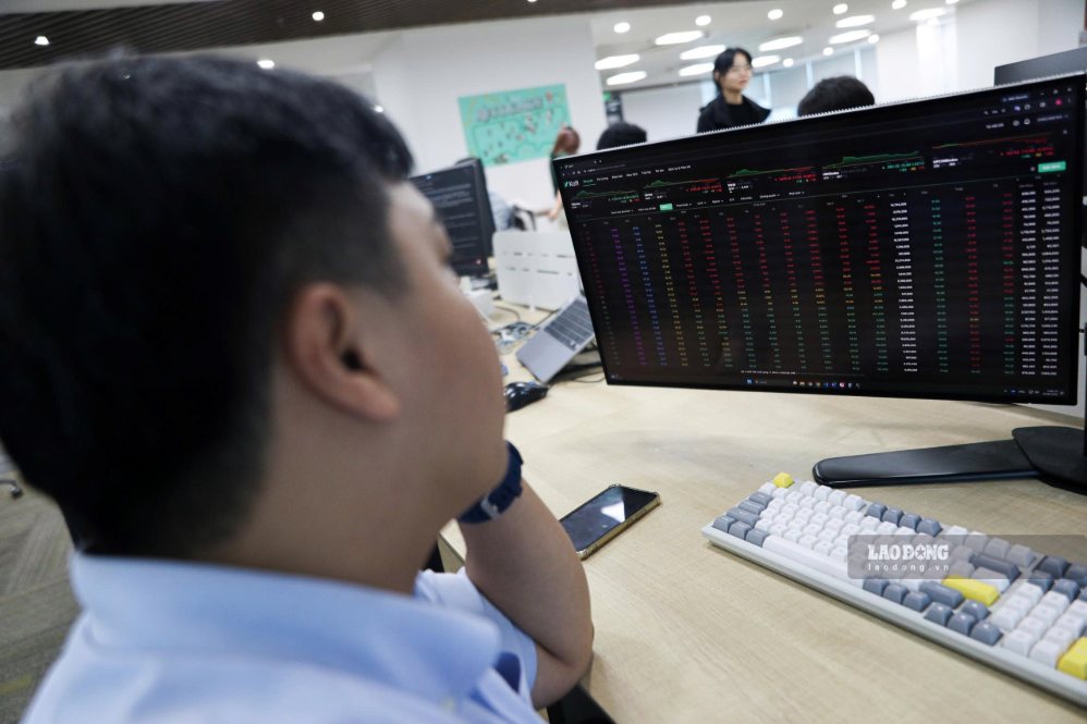 The stock market is under a lot of pressure before the upgrade. Photo: Bao Chuong