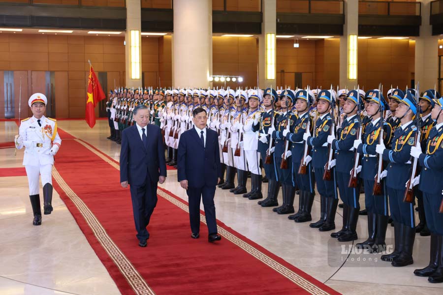 General Secretary and President To Lam and King Maha Vajiralongkorn Phra Vajiraklaochaoyuhua review the Vietnam People's Army Honorary Guard. Photo: Hai Nguyen