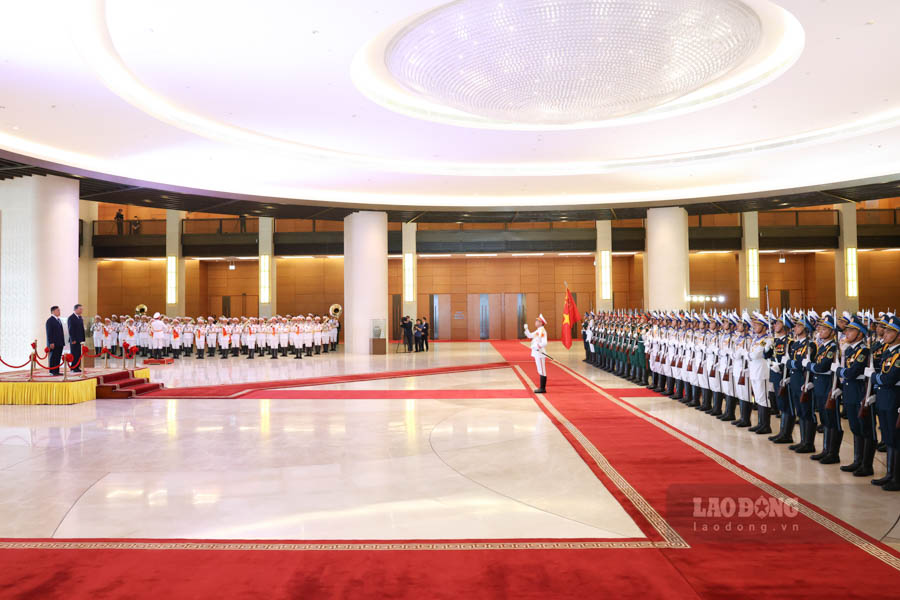 Tổng Bí thư, Chủ tịch nước Tô Lâm và Nhà vua Thái Lan Maha Vajiralongkorn Phra Vajiraklaochaoyuhua trên bục danh dự, thực hiện nghi lễ chào cờ. Ảnh: Hải Nguyễn