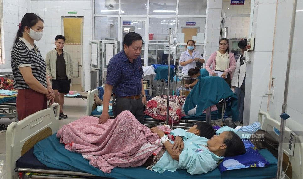 On the morning of September 15, leaders of Cam Lo Commune People's Committee visited and encouraged patients suspected of food poisoning after eating bread. Photo: Hung Tho