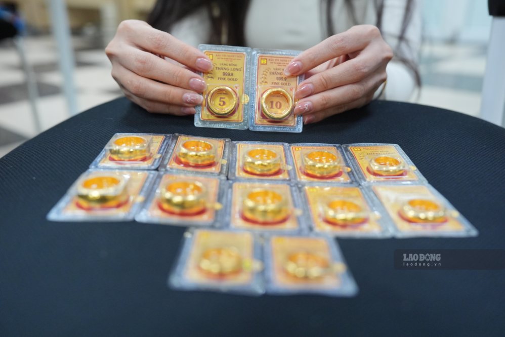 El precio mundial del oro se recuperó ligeramente después de caer por debajo de los 4.300 USD/onza, la presión de compra apareció rápidamente en la zona de precios bajos. Foto: Phan Anh ( tomada el 1 de agosto de 2026)