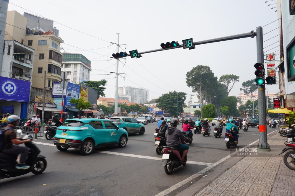 On the morning of September 15, traffic lights were put into pilot operation at the roundabout at Nga 6 Nguyen Thi Minh Khai - Nguyen Van Cu - Ly Thai To. Photo: Nhu Quynh