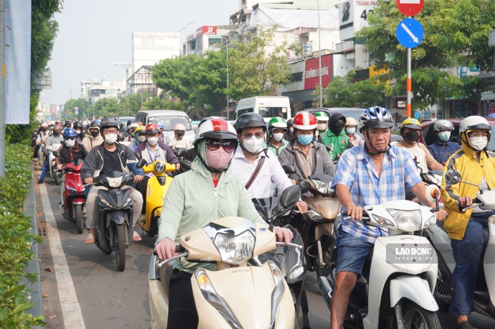 Ngày đầu vận hành, lượng phương tiện từ nhiều hướng đổ về vòng xoay tăng cao vào giờ cao điểm. Ảnh: Như Quỳnh