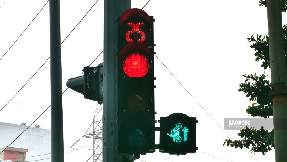 Xe 2 bánh được hướng dẫn di chuyển theo phương án mới, trong khi ôtô, xe khách và xe tải chấp hành hiệu lệnh đèn tín hiệu. Ảnh: Anh Tú