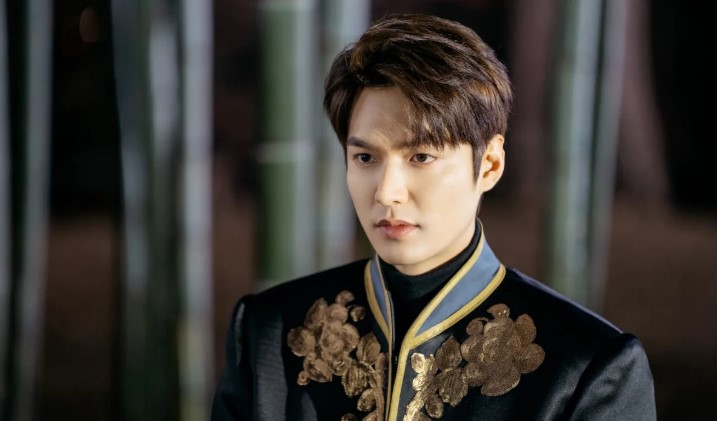Lee Min Ho talks about the time he was framed as wealthy after the role of Go Jun Pyo in "Boys Over Flowers". Photo: Netflix