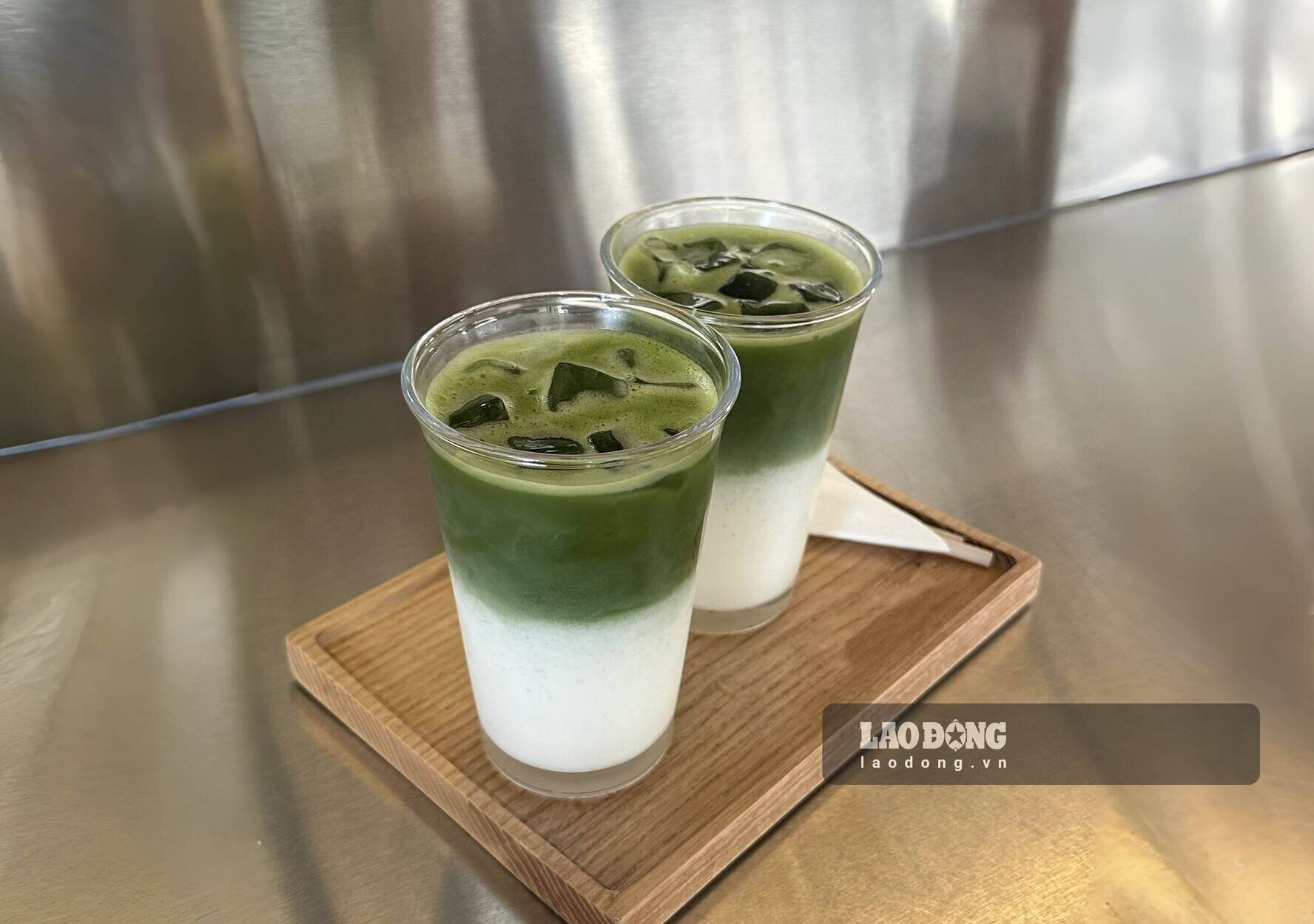 El matcha latte puede aportar algunos beneficios para la salud, pero los usuarios deben tener en cuenta la cantidad de azúcar y cafeína en cada vaso. Foto: Ly Linh