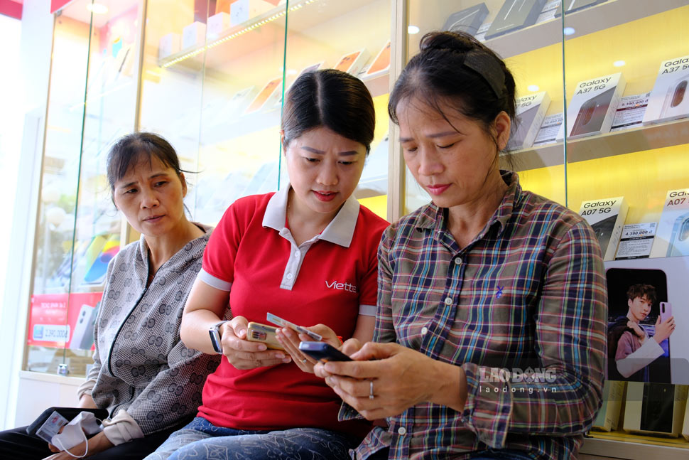 Network operators turn off 2G, older people can switch to regular 4G phones. Photo: Hao Thien (taken on July 15, 2026)