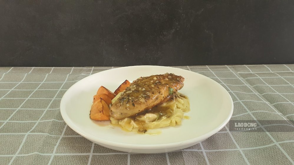 How to make delicious and nutritious pan-fried chicken breast with potato pepper sauce to change the taste of family meals. Photo: Tuan Dat