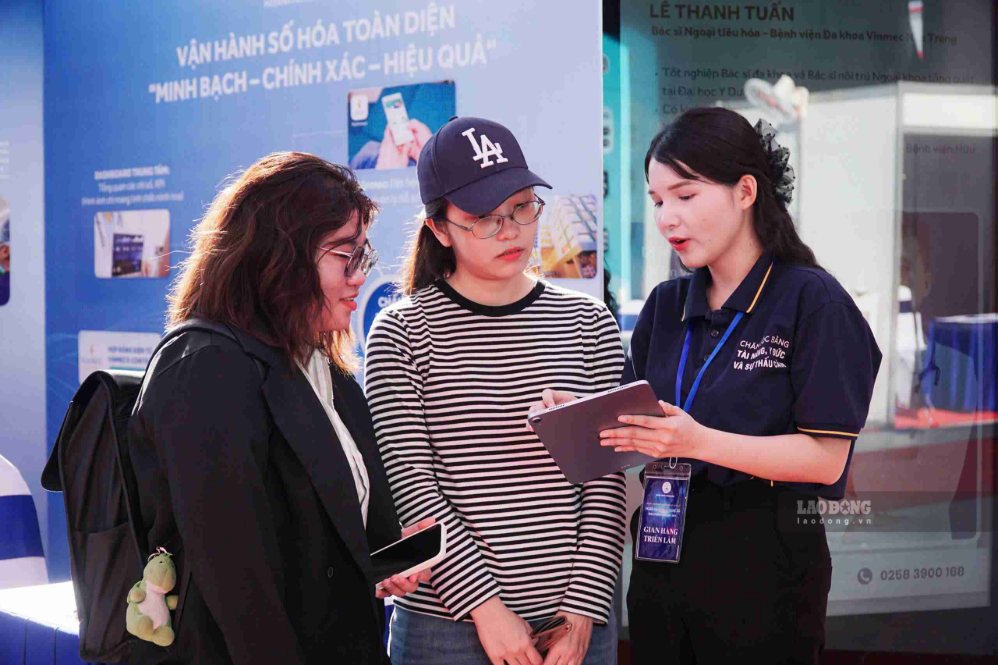 The locality is focusing on handling bottlenecks in digital transformation. Photo: Huu Long