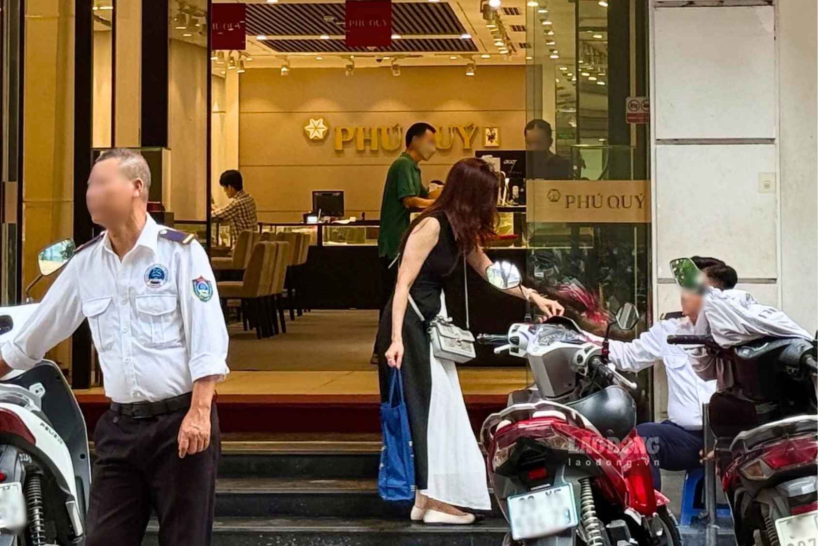 Giao dịch tại các cửa hàng vàng diễn ra thông thoáng trong sáng 15.9. Ảnh: Linh Đan