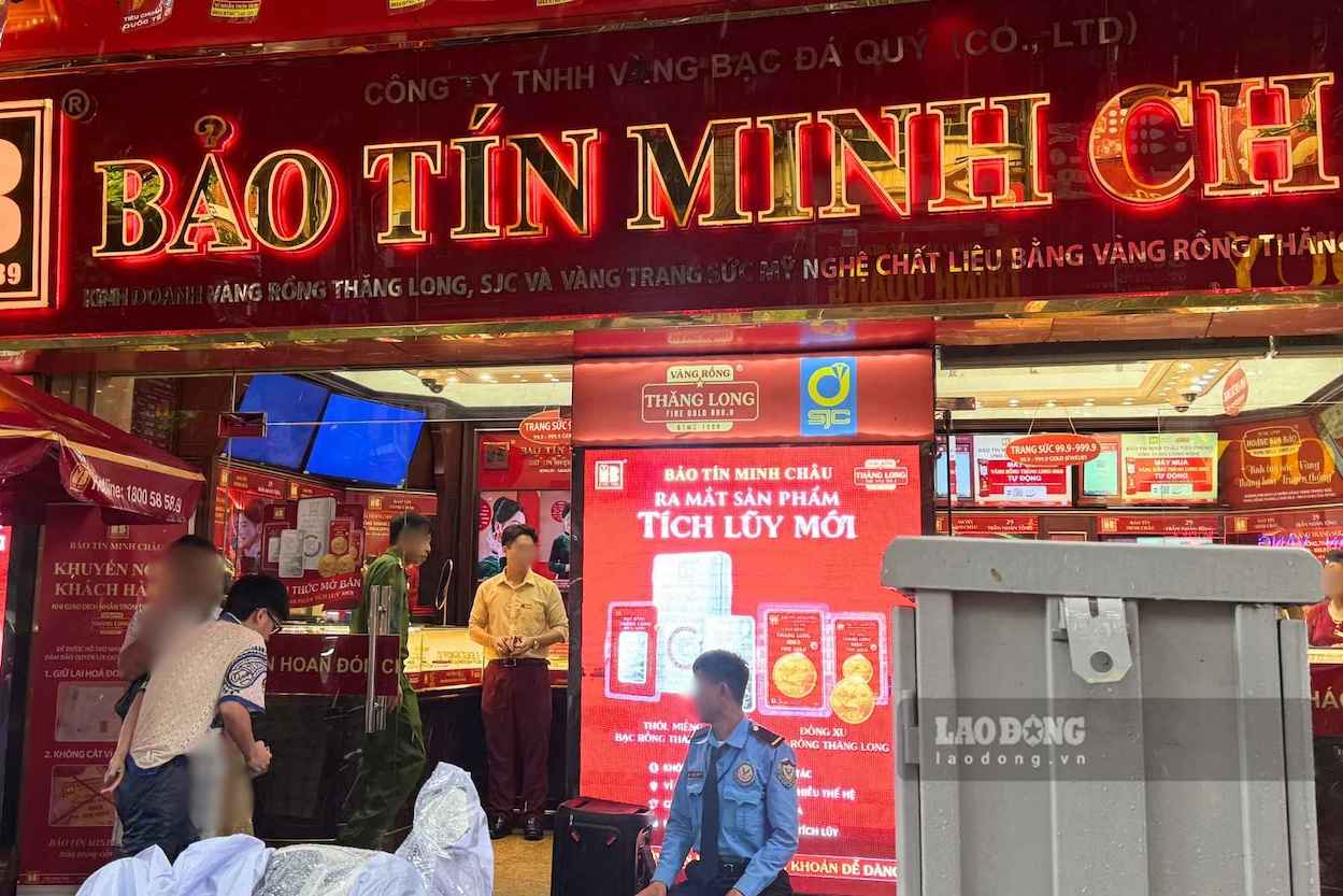 Gente viniendo a comerciar con oro en una tienda en Hanoi en la mañana del 15 de septiembre. Foto: Linh Dan