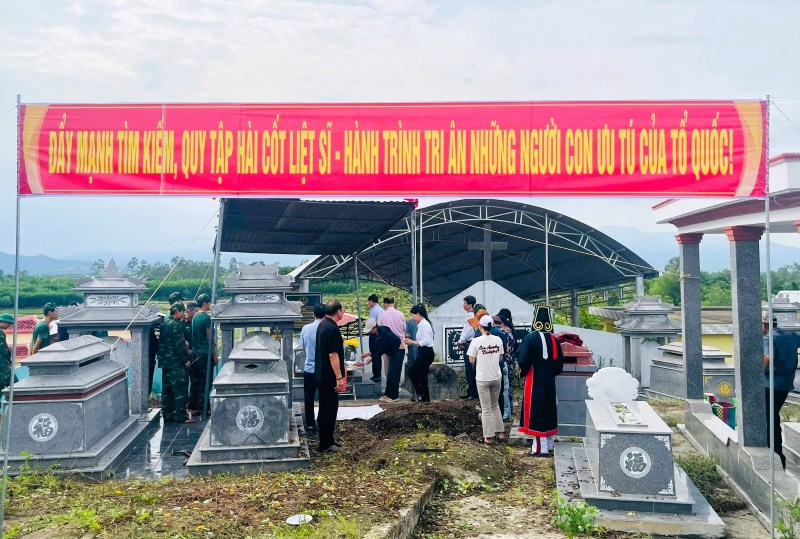 Da Nang City Military Command excavates the mass grave of a martyr exhumed by Mr. Vo Dinh The at Go Cao, Thu Bon commune, Da Nang. Photo: Thu Bon Commune Military Command