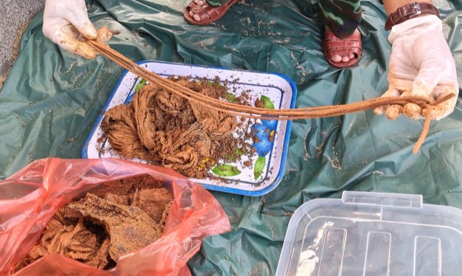 Phát hiện nhiều di vật trong mộ tập thể 17 liệt sĩ, trùng khớp với lời kể nhân chứng sau gần 40 năm. Ảnh: BCH Quân sự xã Thu Bồn