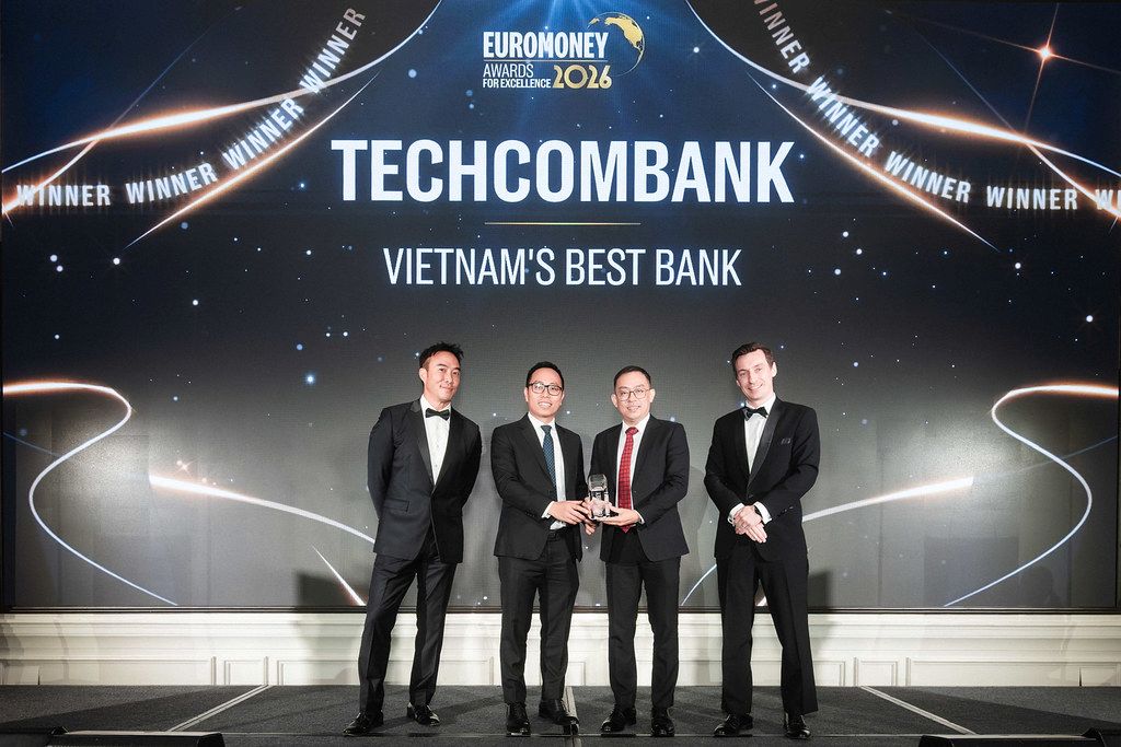 Mr. Nguyen Anh Tuan, Deputy General Director, Retail Banking and Advanced Banking Director of Techcombank and colleagues receive awards at the award ceremony held in Singapore on the evening of September 10th. Photo: Euromoney.