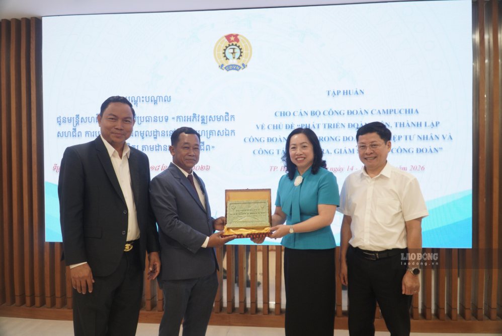 Lãnh đạo Công đoàn Campuchia tặng quà lưu niệm cho Tổng liên Đoàn Lao động Việt Nam ngày 15.9. Ảnh: Minh Tâm